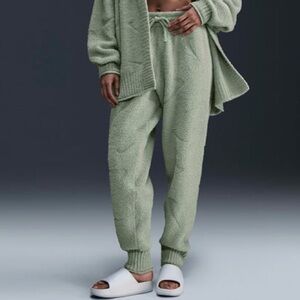 NIKE Phoenix Cozy Bouclé High-
Waisted Knit